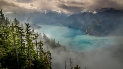 航空摄影的树木和山之间的咸水湖
